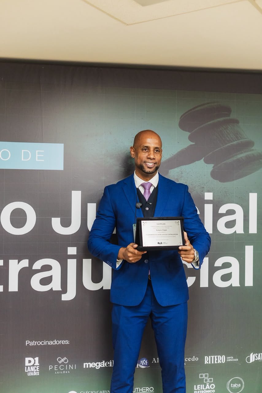 Dr. Rubens com o certificado diante do painel do Congresso de Leilão Judicial e Extrajudicial