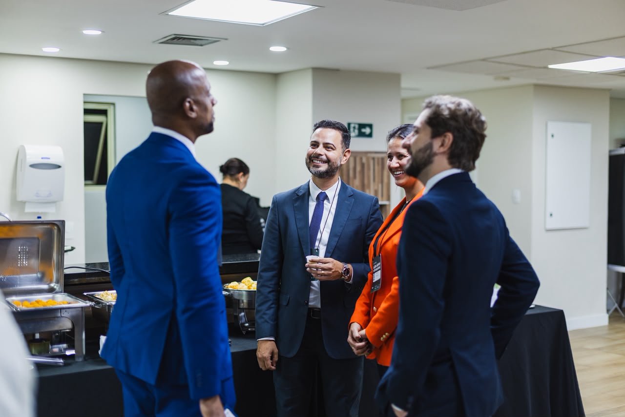 Dr. Rubens conversando com outros participantes durante evento do setor de leilões